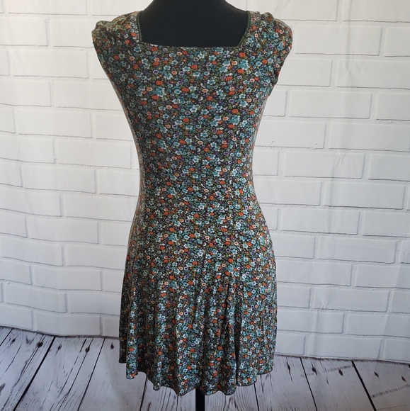 7. JUST WOMAN Fashion flowery dress size small - Picture 4 of 4